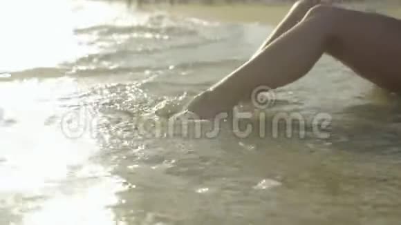 一个年轻女孩在海中飞溅的腿视频的预览图