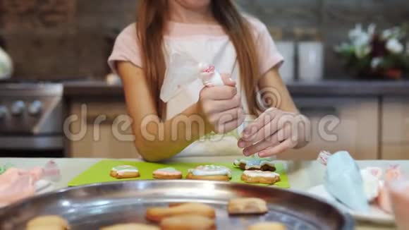 可爱女孩的肖像用釉装饰饼干视频的预览图