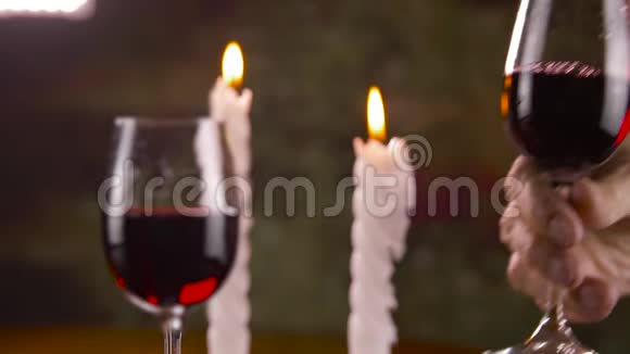 为浪漫的晚餐人们在桌上放着红酒和烛光视频的预览图