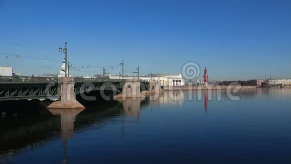 宫桥和箭瓦西列夫斯基岛4月下午圣彼得堡视频的预览图