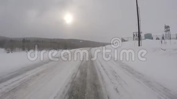 在冰雪覆盖的高速公路上行驶的冬季视频的预览图