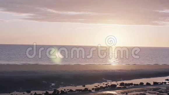 宁静的海滩阳光洒在云海之间视频的预览图