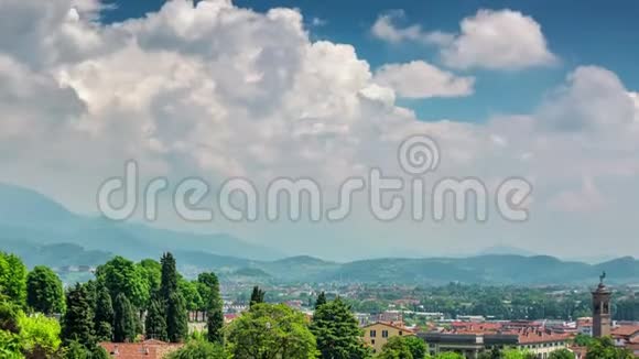 贝尔加莫意大利2017年5月3日旧市中心的时间从上面云在移动绿色的树视频的预览图