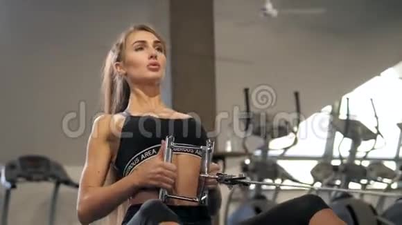 运动健美的肌肉健美女士锻炼健美肌肉女运动员锻炼室内体育锻炼健康运动视频的预览图