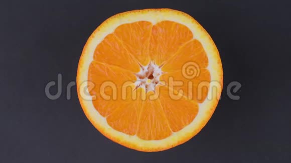 马可拍摄橙色水果并旋转把橘子肉合上视频的预览图