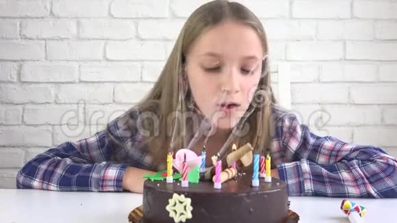 儿童生日派对吹蜡烛儿童纪念日儿童庆祝活动视频的预览图