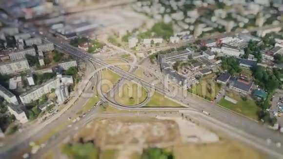 交通桥无人驾驶飞机时间推移高架桥在里加市小型工程视频的预览图