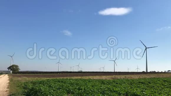 在现场旋转风力涡轮机塔产生能量视频的预览图