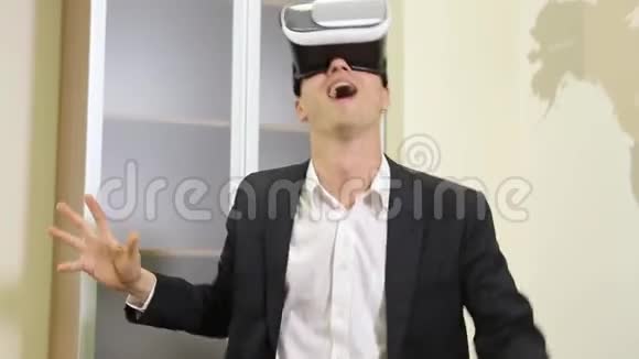 商业人士使用VR眼镜视频的预览图