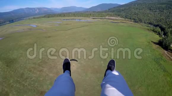 滑翔伞滑翔在空中4k视频的预览图