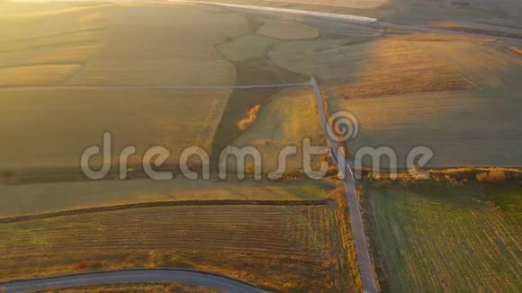 空中4k农业景观从无人机播种场准备收割视频的预览图