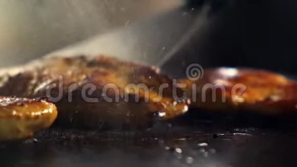 烤架表面炸鸡片的特写视频的预览图