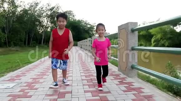亚洲儿童在公共公园跑步运动服装健康的生活方式视频的预览图