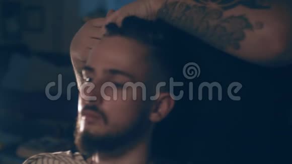 理发店男士发型特写主人做发型视频的预览图