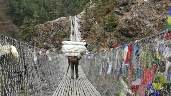 搬运工吊桥游客尼泊尔喜马拉雅山4k视频的预览图
