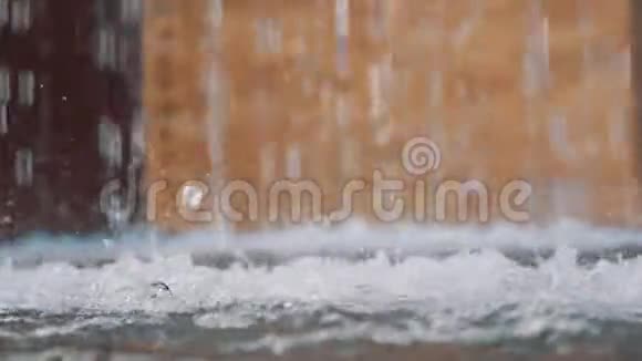 水滴在喷泉中溅起水花动作缓慢视频的预览图