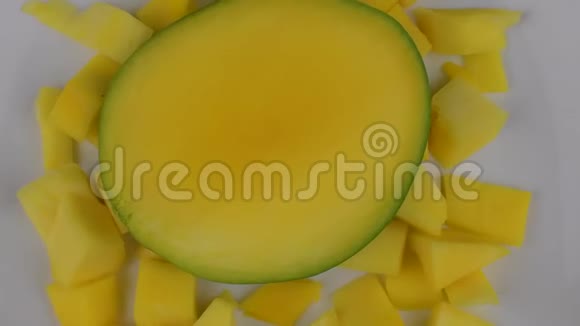 有机热带水果在白色盘子上贴上芒果幻灯片焦点转移和旋转视频的预览图
