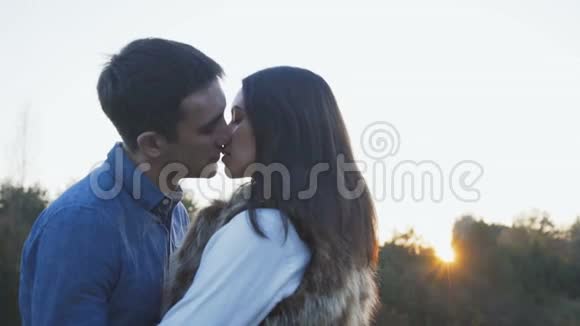 浪漫温柔的吻可爱的夫妇对自然4K视频的预览图