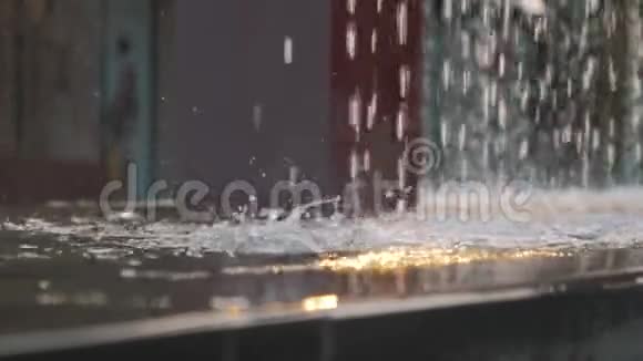 水滴在喷泉中溅起水花动作缓慢视频的预览图