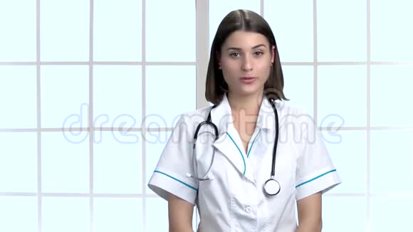 年轻的女医生对着镜头说话视频的预览图