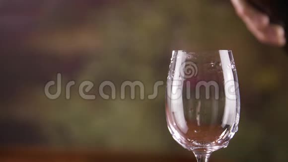 把红酒从瓶子里倒入酒杯视频的预览图