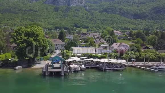 南部城镇之一的海边小码头咖啡馆游艇和现代别墅的鸟瞰图行动避暑胜地视频的预览图
