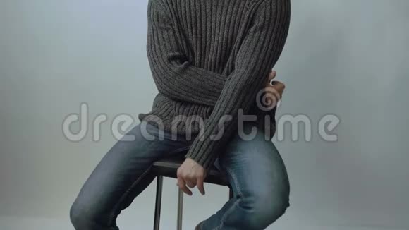 时尚男模特在椅子上摆姿势背景4K摄像机视频的预览图