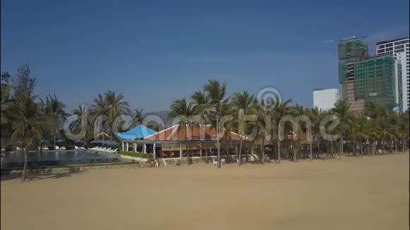 从海滩酒店到棕榈池的空中运动视频的预览图