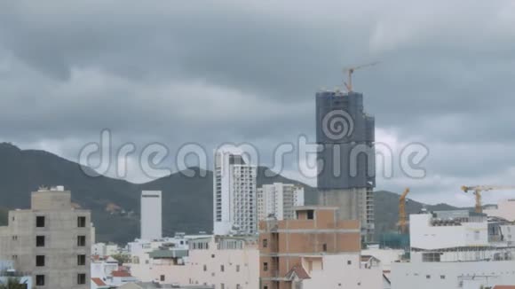 从城市的摩天大楼移过山丘的时间流逝视频的预览图