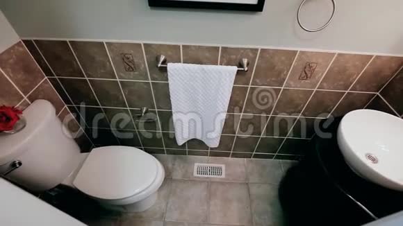 小浴室内部视频的预览图