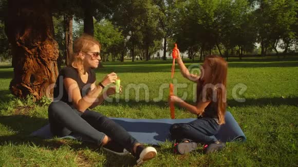 女人和女孩一起吹肥皂泡视频的预览图