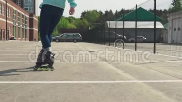 女孩骑着溜冰鞋在城市里旋转视频的预览图