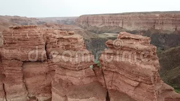 与无人机顺利射击查林峡谷和河流的景色绿松石河流经红色岩石峡谷视频的预览图