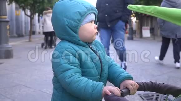 斯塔迪加姆在人行道上拍摄的悲伤的小男孩慢动作视频的预览图