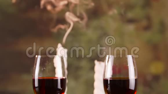 两杯红酒和烟熏蜡烛视频的预览图