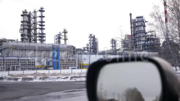 从车窗看炼油厂的道路视频的预览图