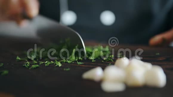 厨师用刀子切青菜视频的预览图