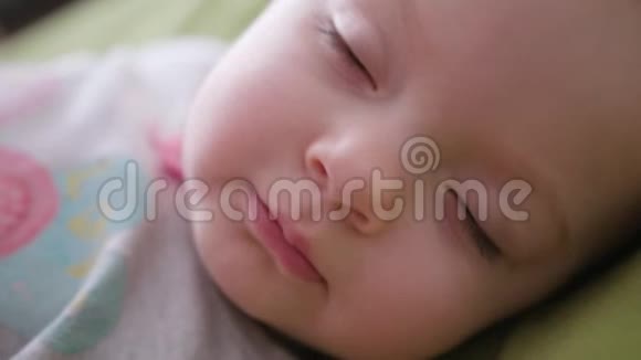 女性手触摸躺在床上的婴儿视频的预览图