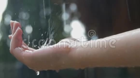 女人手沾满了大雨视频的预览图