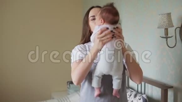 幸福的母亲抱着她刚出生的孩子视频的预览图