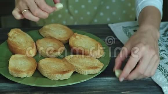 一个女人手的特写镜头是用面包奶酪和蔬菜为一个意大利的布鲁切塔准备的视频的预览图