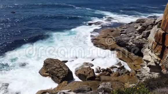 强大的太平洋海浪冲击岩石澳大利亚悉尼视频的预览图