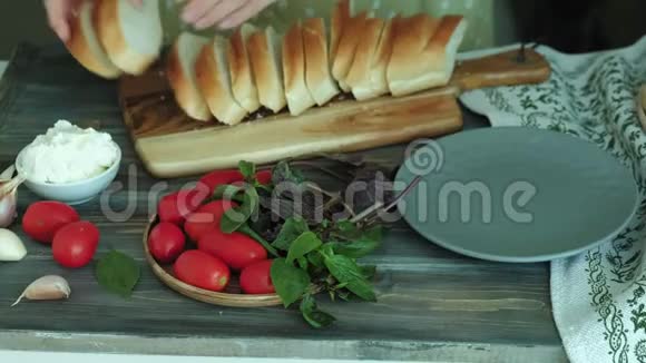 一个女人手的特写镜头是用面包奶酪和蔬菜为一个意大利的布鲁切塔准备的视频的预览图