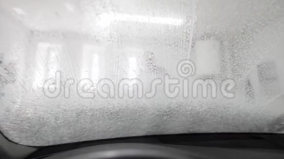拉布勒正在车库里洗车时在前玻璃上涂上泡沫在里面看清洁服务视频的预览图