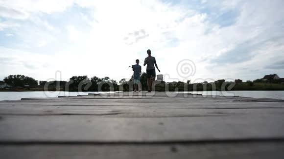 夏天一家人去湖边钓鱼视频的预览图