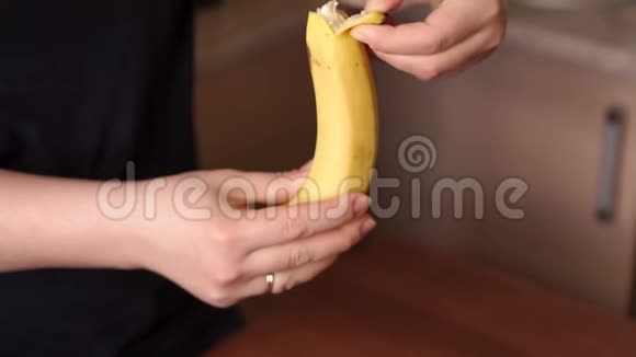 女生在厨房清理香蕉皮特写视频的预览图