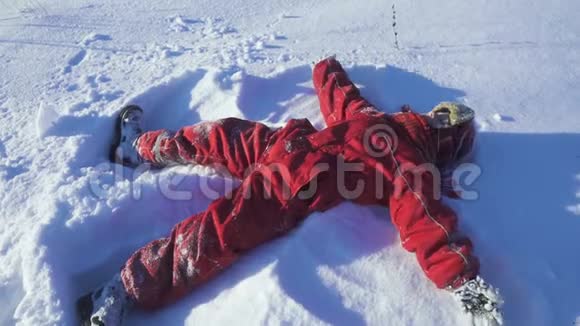 冬季公园里坐在雪地上的快乐孩子的画像视频的预览图