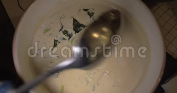 晚餐用菠菜奶油汤视频的预览图
