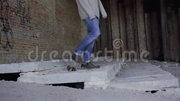 时尚男模特走着看着旁边的墓穴4K视频的预览图