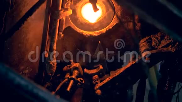 特殊机器在工厂切割熔化的玻璃关闭视频的预览图